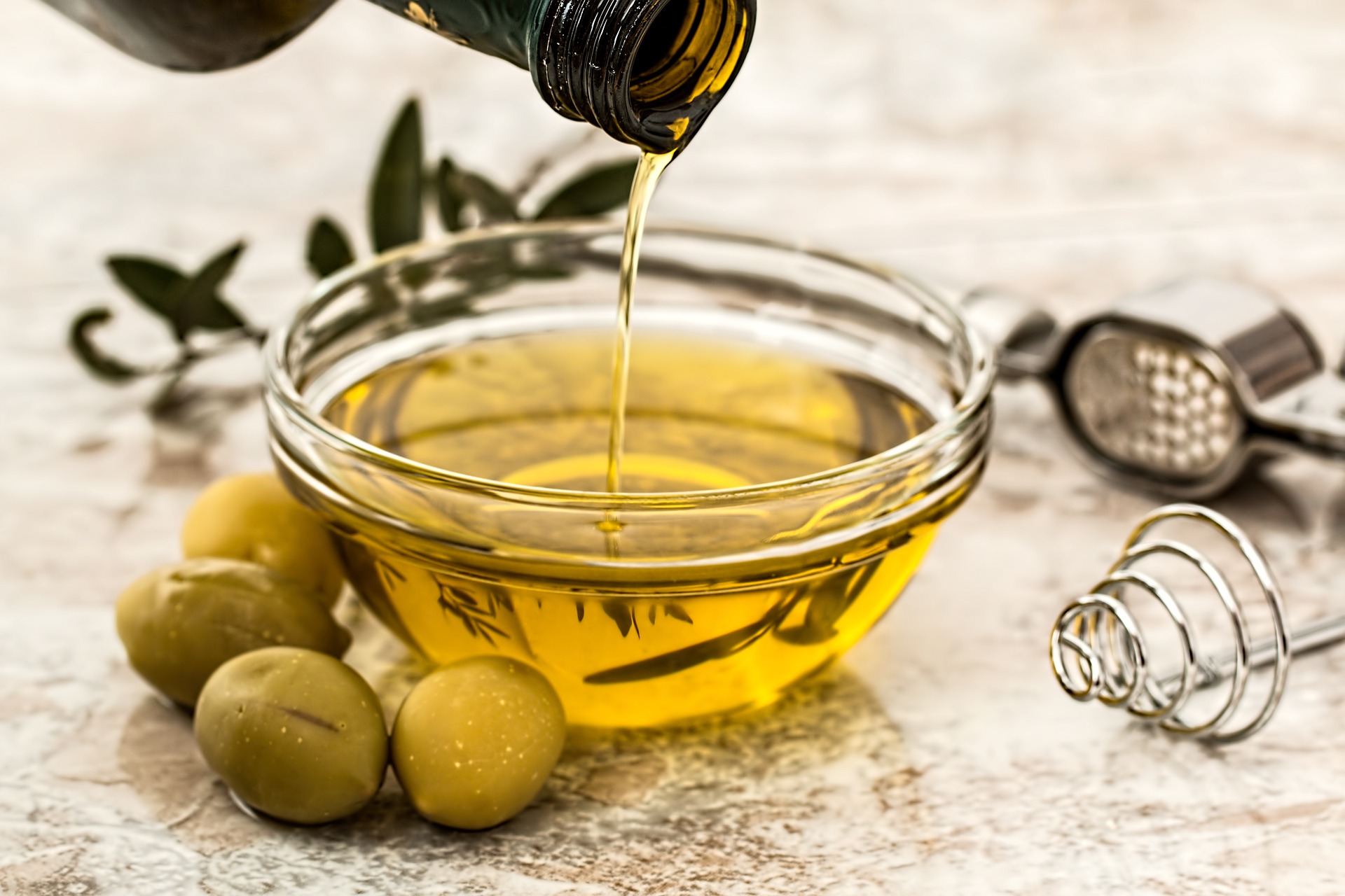 olive-oil-and-olives