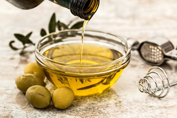 olive-oil-and-olives